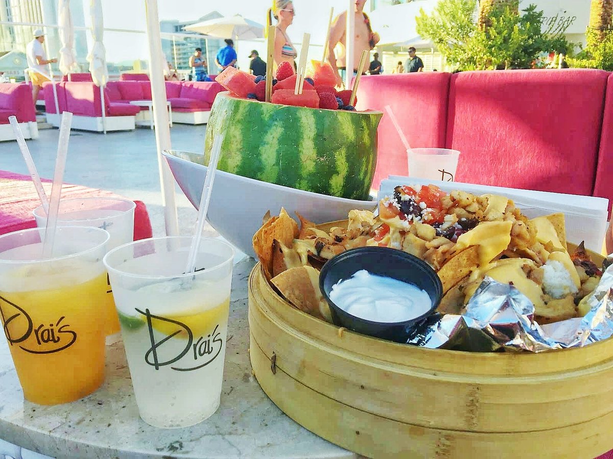 ItsVegasBound's tweet photo. The best #nachos are found @DraisBeachClub_ not kidding must try ! #lasvegas https://t.co/btTOebIUaJ