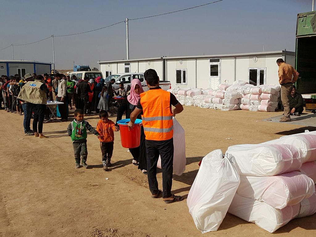 Today @acf_iraq distributes water and waste kits in Khazer camp east of #Mosul to 305 families in partnership with @unicef