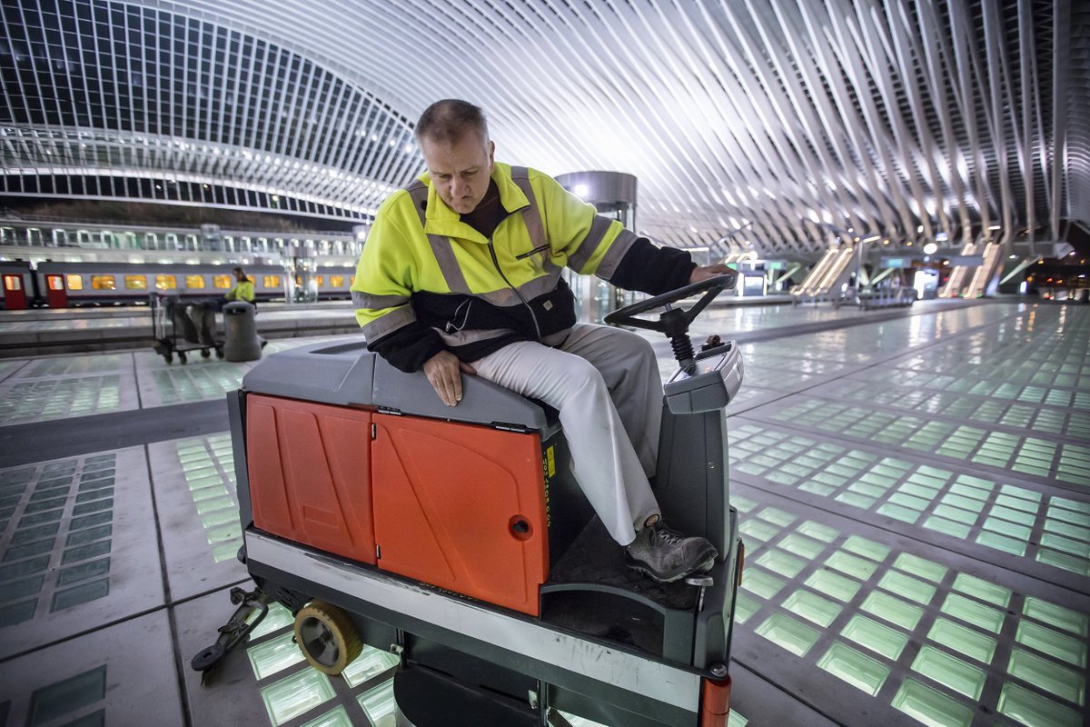 De nachtelijke schoonmaak van het station #LuikGuillemins door operators-schoonmaak Angélique en Hubert. #NMBS