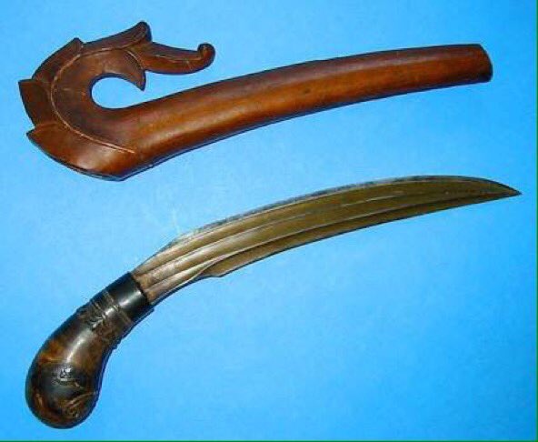 コラムビ：スマトラ島等で16世紀頃から使われている短剣。鎌状に曲線を描いた刀身を持ち、全長は15～35cm程。鎌の内側の刃で切るのが通常の攻撃法だが、鎌の外側にも刃が付いてるものがあり、その場合は抉りこむように突き刺すこともできる。