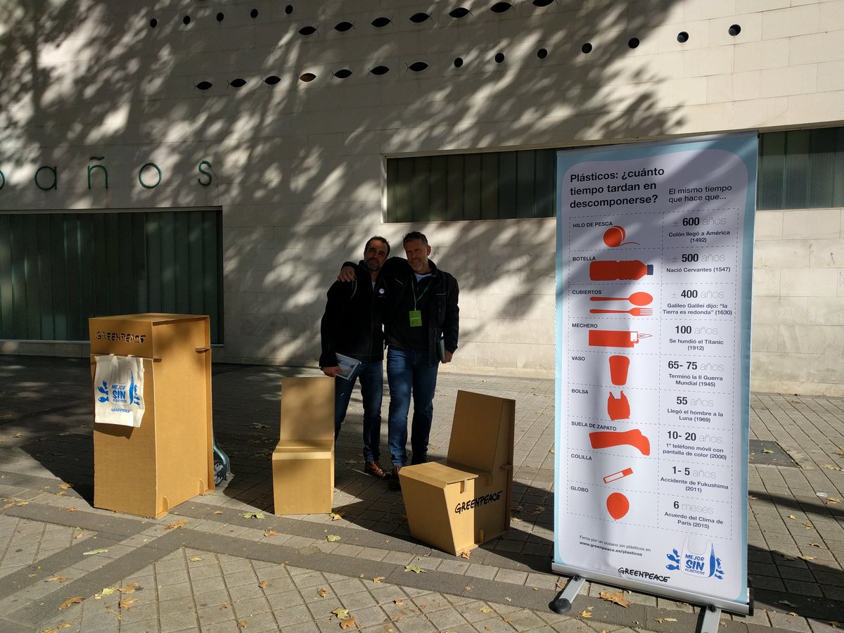 DialogoDirectGP's tweet photo. Hoy en Glorieta Embajadores hablando de la campaña Mejor sin Plásticos, ven y únete a @greenpeace_esp https://t.co/GYH4o5Ur7s