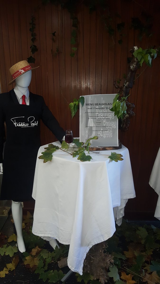 EcoleECOFIH's tweet photo. Décoration pour le Beaujolais 2017. Il reste encore quelques places ! https://t.co/JAwHJ18Sqj