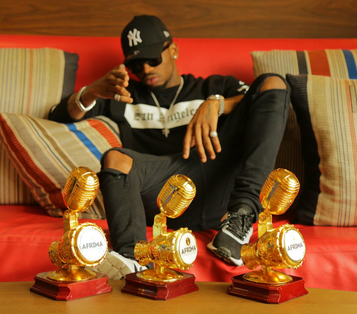 diamondplatnumz's tweet photo. 3 trophies on @AFRIMAWARDS NIGERIA last Night, Respect to my Beloved fans for the Votes... Nawapenda sana🙏 https://t.co/31YpqZhSrx
