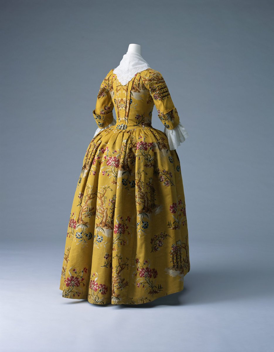 whatgrandmawore's tweet photo. This beautiful KCI gown from 1770 was created in Spitalfields, England. The chinoiserie fabric print features floral and Greek motifs. https://t.co/2Go8NRygTF