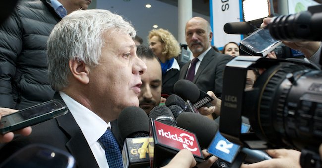 LaPiazzaRimini's tweet photo. A Rimini con Ecomondo tutti i settori della Green Economy. Il ministro Galletti agli Stati Generali https://t.co/I8Be8fcGKP @riminieconomia https://t.co/JzFMzMWDig