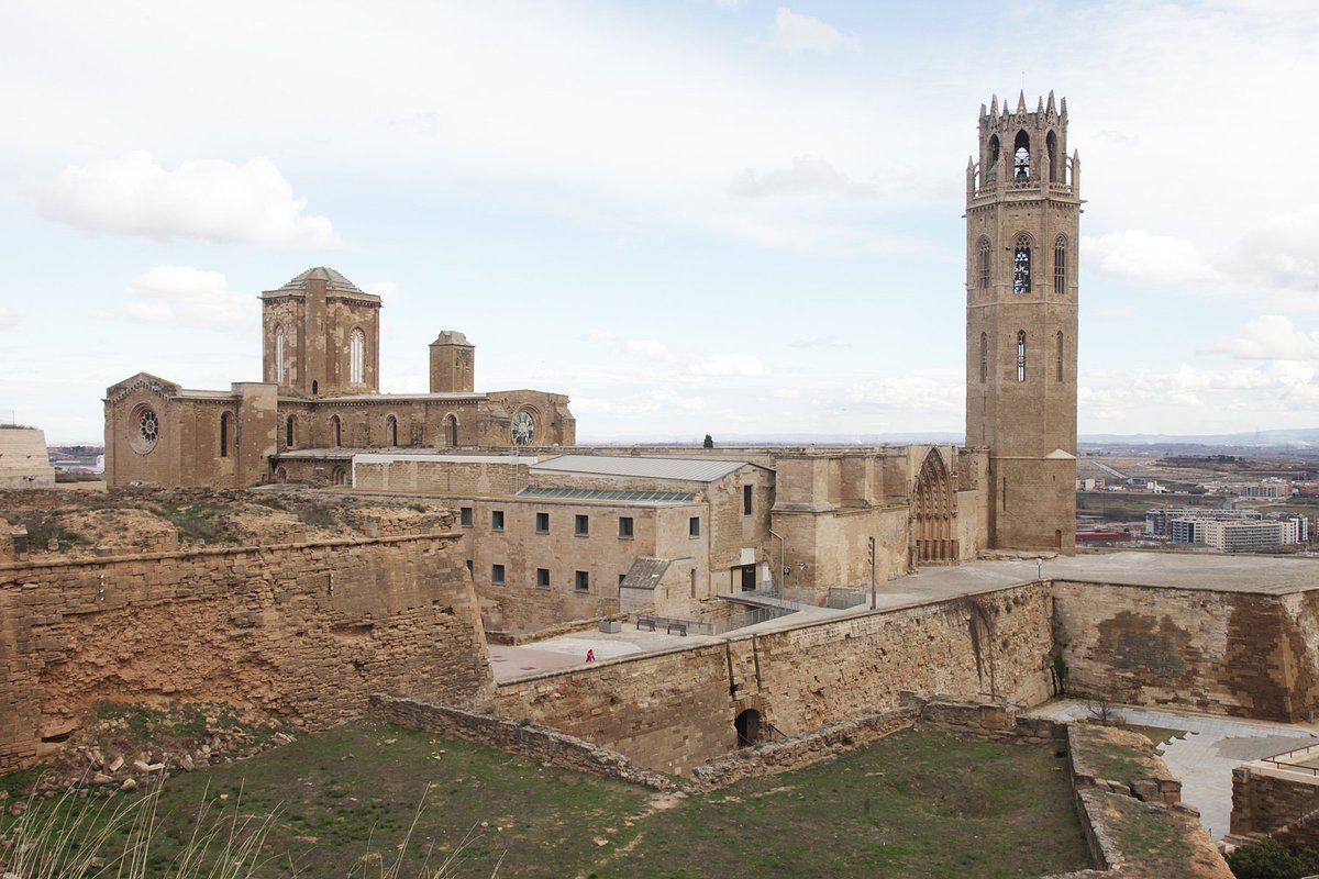 TuroSeuVella's tweet photo. Avui dilluns no pots visitar la Seu Vella, però pots votar-la en el concurs de les 25 catedrals més espectaculars. https://t.co/2BCcSFLiYm https://t.co/TwrHUTpyAX