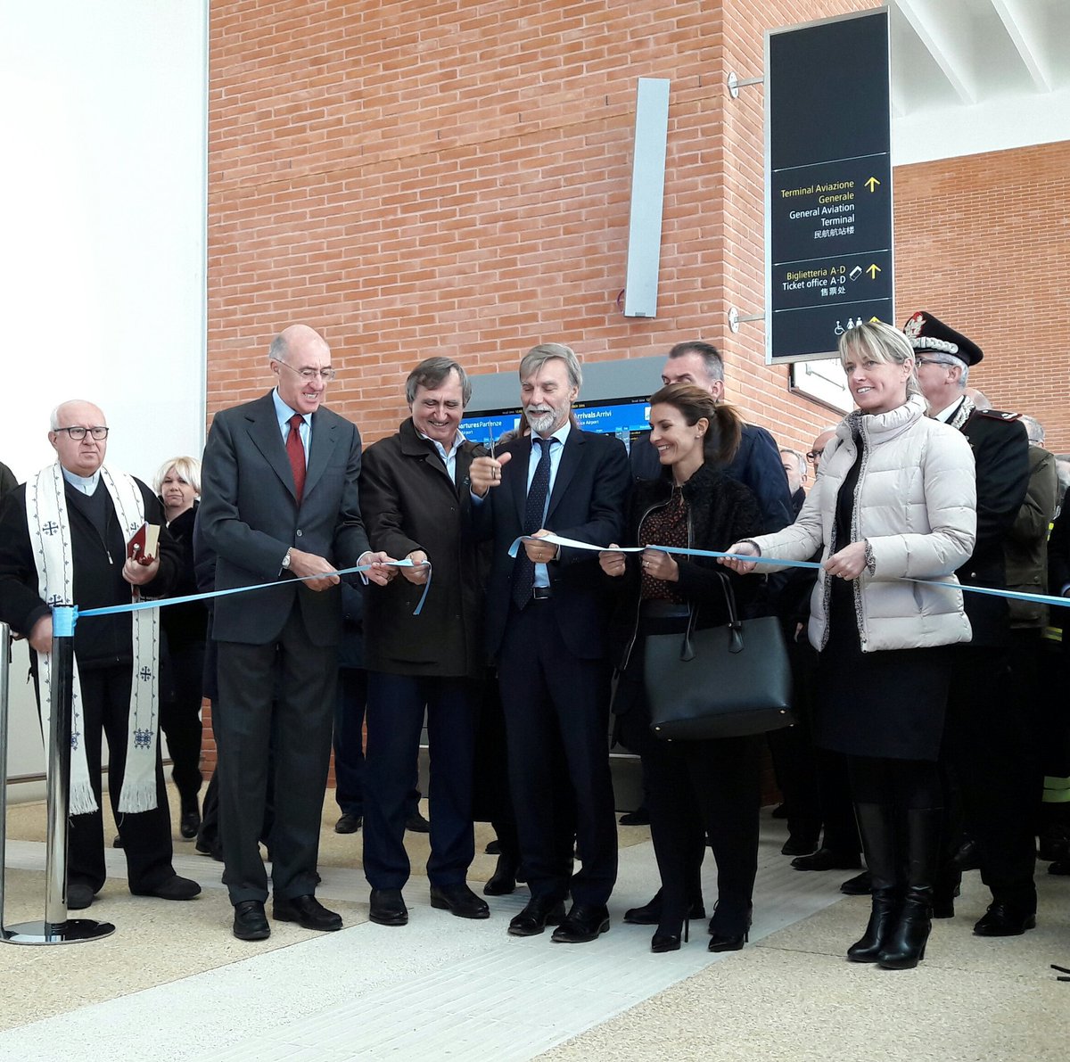 comunevenezia's tweet photo. Min. Delirio, Pres. Marchi e sindaco @LuigiBrugnaro tagliano il nastro all'inaugurazione del nuovo #WaterTerminal dell'aeroporto #MarcoPolo. https://t.co/iXktDv33O0