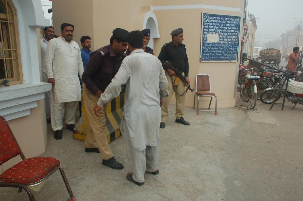 PoliceNNS's tweet photo. Attentive and watchful duty of Gurdwara Janam Asthan due to coming festival of Birthday Celebrations of Baba Guru Nanak Dev Jee in Nankana. https://t.co/eVXtfsv80a