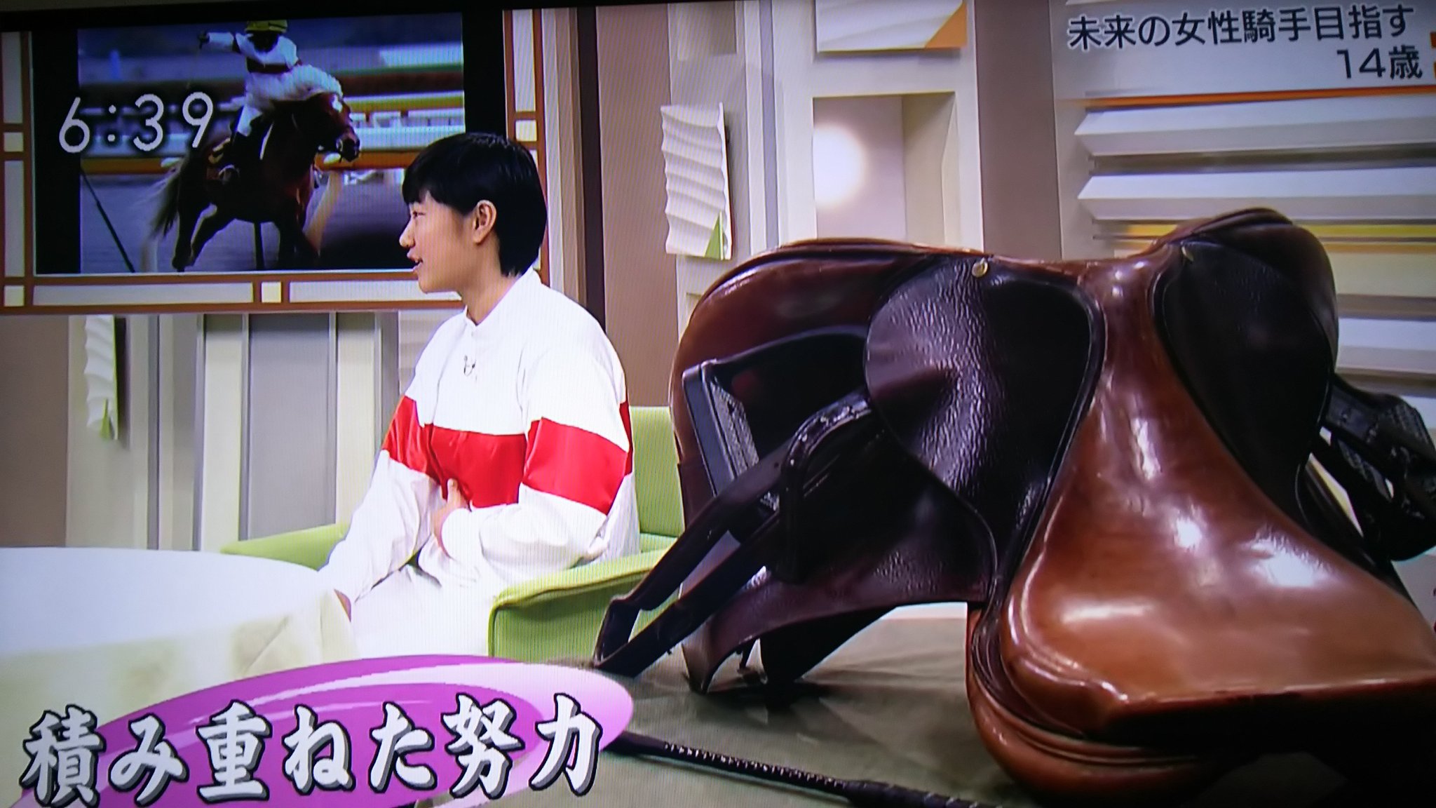 Ake 諏訪出身の奥村亜希ちゃん なか々しっかりした娘さん お祖父さんが草競馬のジョッキーをしていて 形見の勝負服を真似て作って貰い着ていました 家族の理解と回りの応援が彼女を支えていて 夢は女性騎手初の日本ダービー制覇ですって 頑張れ 亜希 Ake 諏訪出身の奥村亜希ちゃん なか々しっかりした娘さん お祖父さんが草競馬のジョッキーをしていて 形見の勝負服を真似て作って貰い着ていました 家族の理解と回りの応援が彼女を支えていて 夢は女性騎手初の日本ダービー制覇ですって 頑張れ 亜希