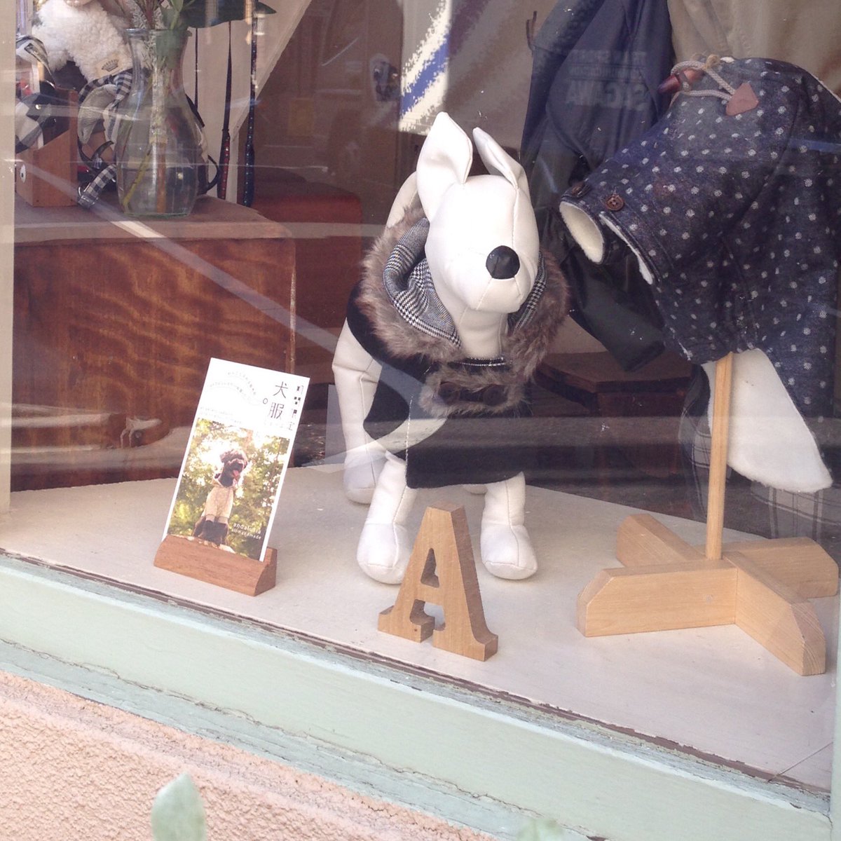 Gallery Cadocco On Twitter 現在開催中の犬服展示会 受注生産でこんな素敵なお洋服風ハーネスも並んでいました 前からみると丁度ネクタイしているみたい W クリスマスには間に合うようにお届けになるそうですよー