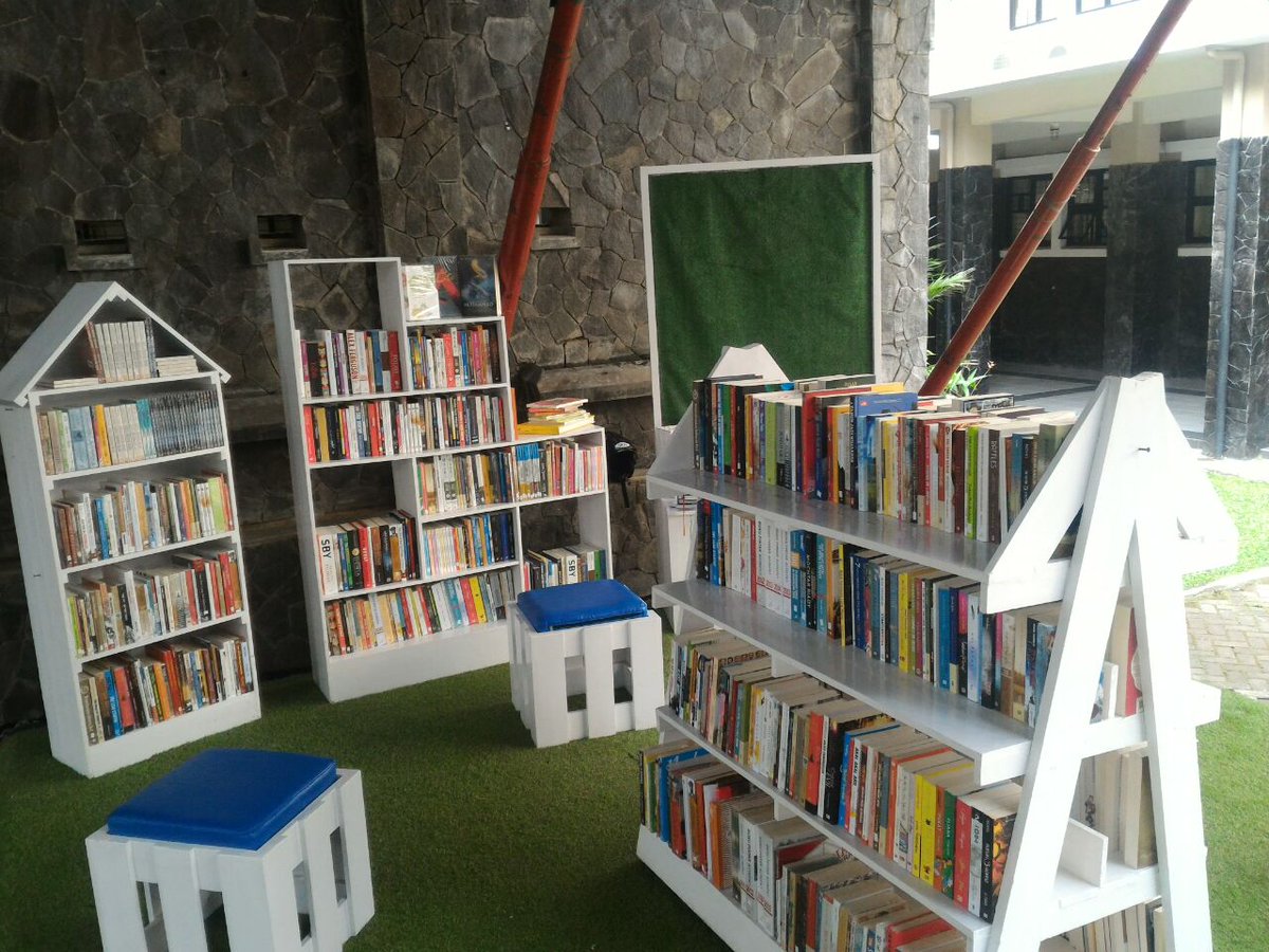 Hari ini fun Library hadir di Taman Hukum Unpad DU. Yuk yg belum daftar #legoegoscio kita tunggu yah, sekalian smbil baca buku2 keren disini