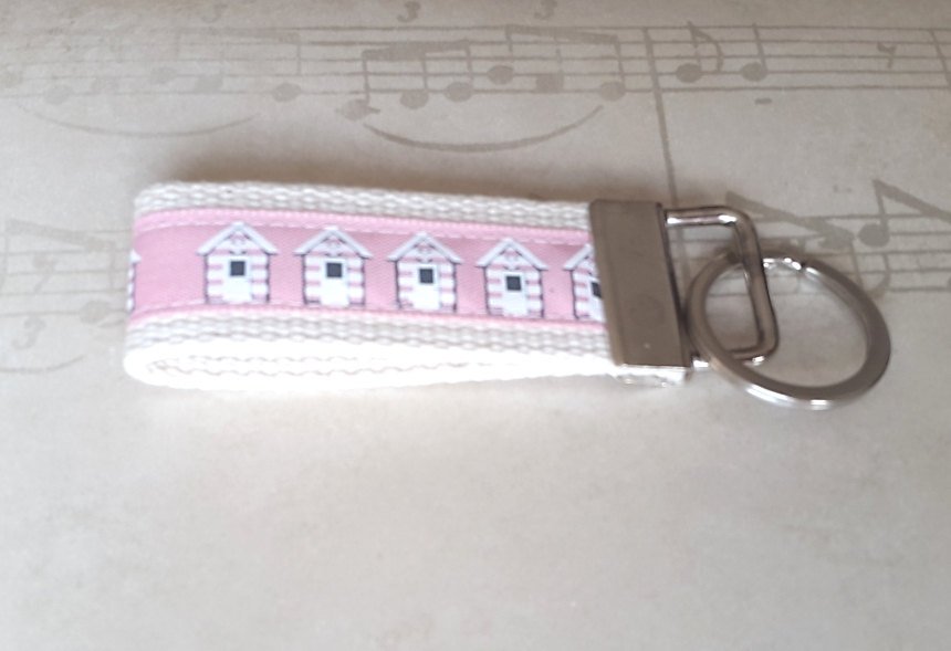 HectorsBags's tweet photo. Pink Beach Hut Key Ring, Seaside Key Fob, Holiday Home Key Chain,… https://t.co/B7SulQp6Si #craftbuzz #NewDriverGift https://t.co/Th83q0kuf8