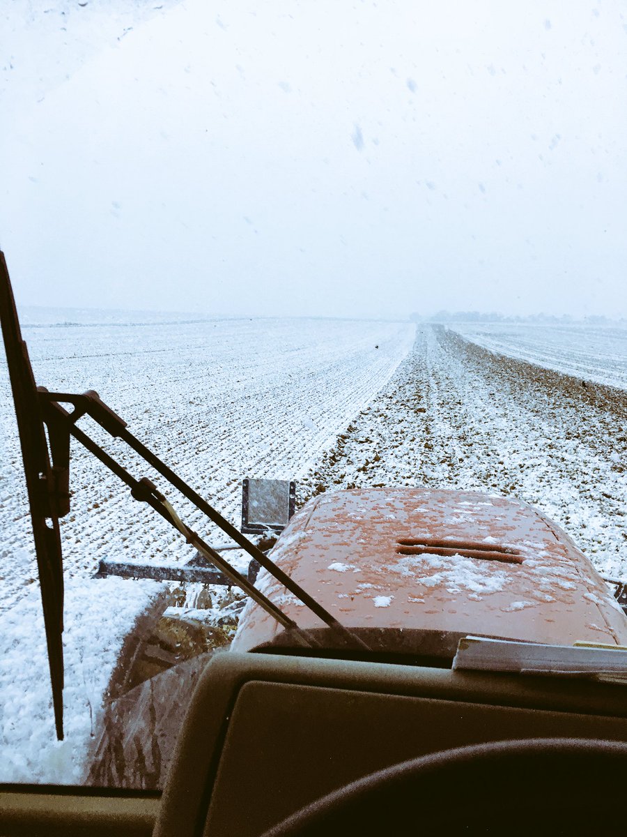FarmerDjo's tweet photo. L'hiver commence tôt :) #neige #semis2016 https://t.co/3FGiX0zh1K