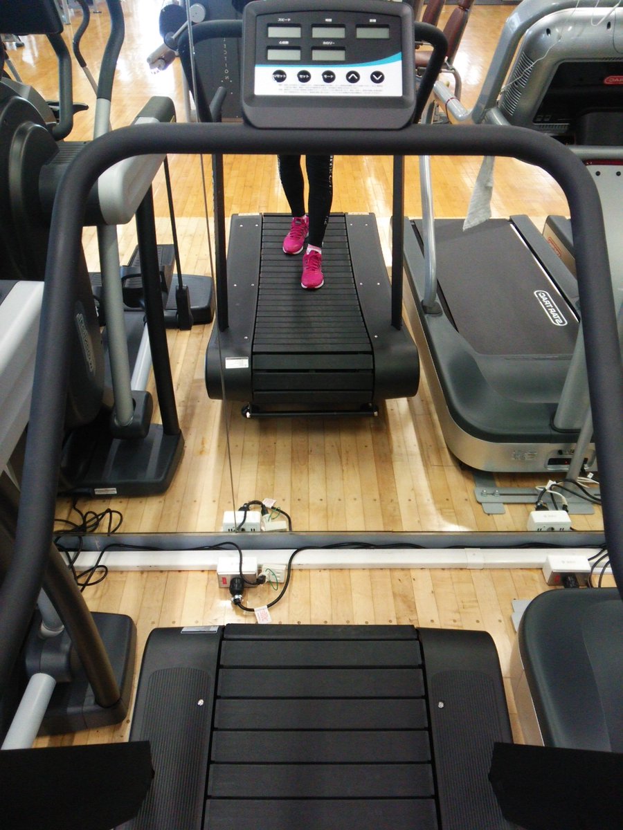 青山学院大学フィットネスセンター A Twitter 相模原キャンパスに 自走式トレッドミル が導入されました 普通のトレッドミルと違って下のベルト部分が機械によって動くのではなく 自分で走ることでベルトを回す仕組みになっています 自分の足の力で走る という