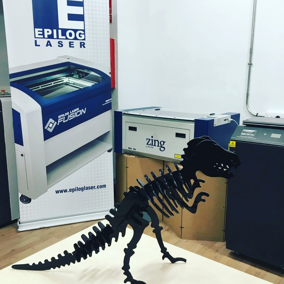 Laserprojectes's tweet photo. Modelo T-rex de #metacrilato #lasercast cortado con láser y ensamblado #cortelaser #cortadoralaser #epiloglaser #mini24 https://t.co/x6LsPMXsXE