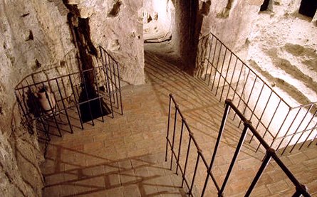 OrvietoDOC's tweet photo. Per chi ancora non l'avesse fatto, esplorate le grotte e le cave sotterranee del sito archeologico del #Pozzodellacava. #iloveorvietodoc https://t.co/wUl7JZnrsa