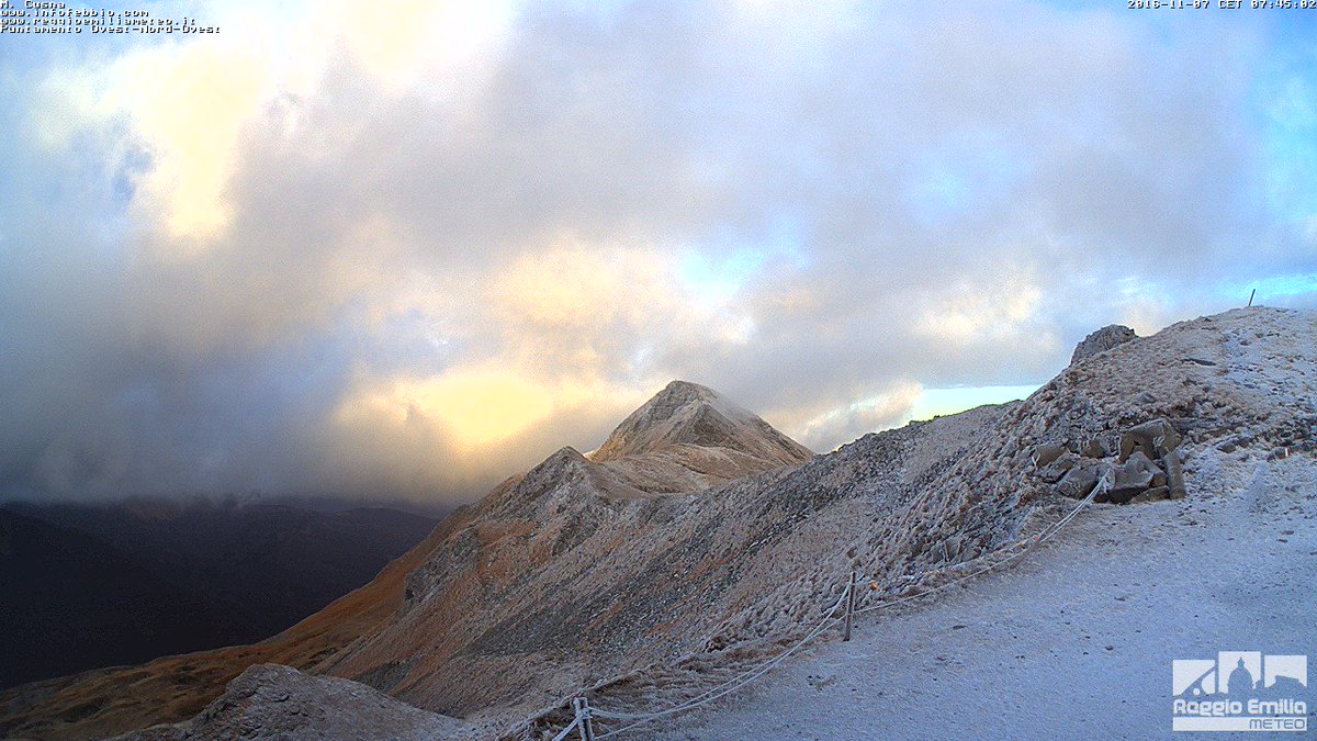 remeteo's tweet photo. #Cusna, dopo la tempesta del week-end, eccolo in veste invernale con #neve e gelo (-4°C): https://t.co/OP8ppAJXsF #Appennino #ReggioEmilia https://t.co/UZjXFkGKWw