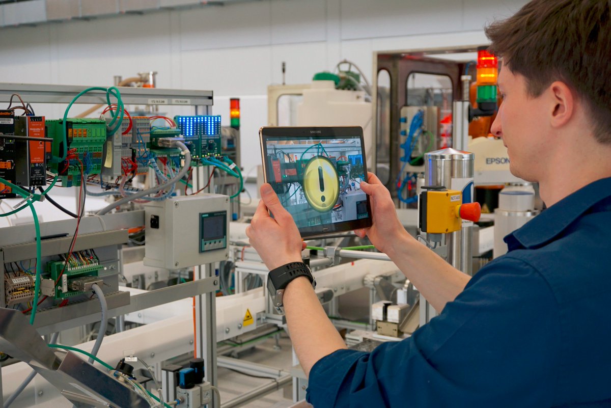 itsOWL_Cluster's tweet photo. Lemgoer Forscher zeigen auf #FMB2016, wie virtuelle Post-its die Anlagenwartung vereinfachen #Industrie40 #itsOWL https://t.co/ft4eRby0B6 https://t.co/pkXBsFZ522