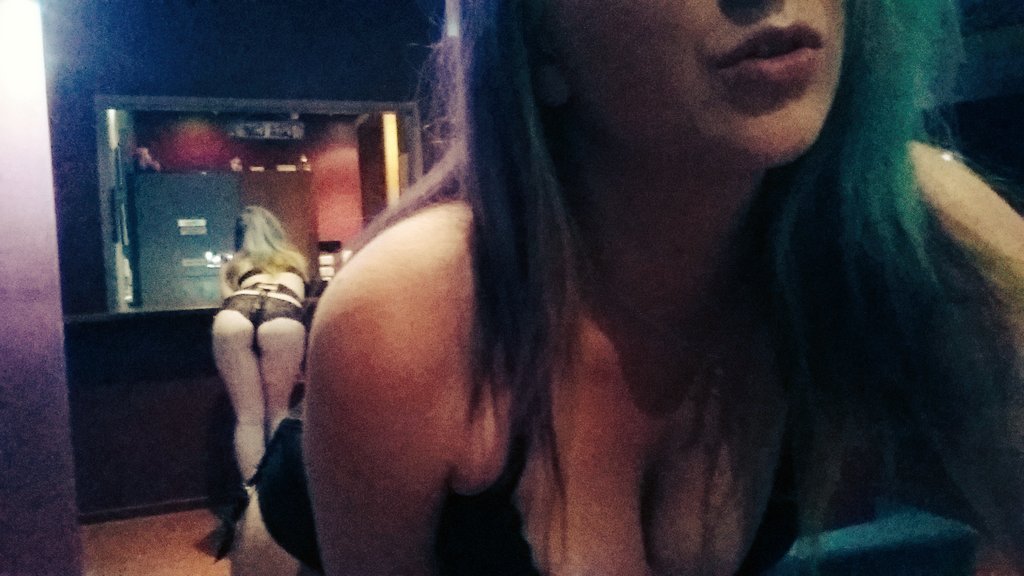 billie_cl's tweet photo. Ooh guess who's holiday got canceled 😢😢 
But I'm here to play! @crystal_lodge TONIGHT until midnight! 💋💋💋 
#brothelsofmelbourne #escort https://t.co/gVrTuKpvTh