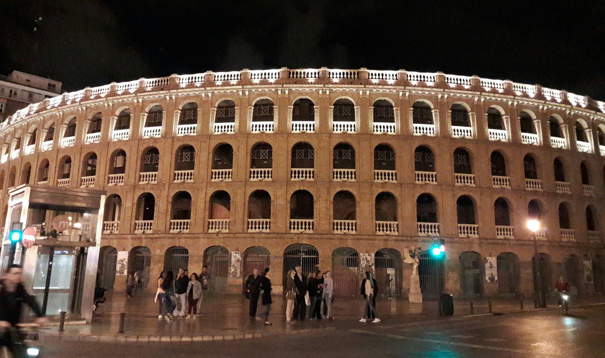Buenos dias pero q bonita es la plaza toros de Valencia.Ya con ganas de volver al coso del paseo de Xativa.