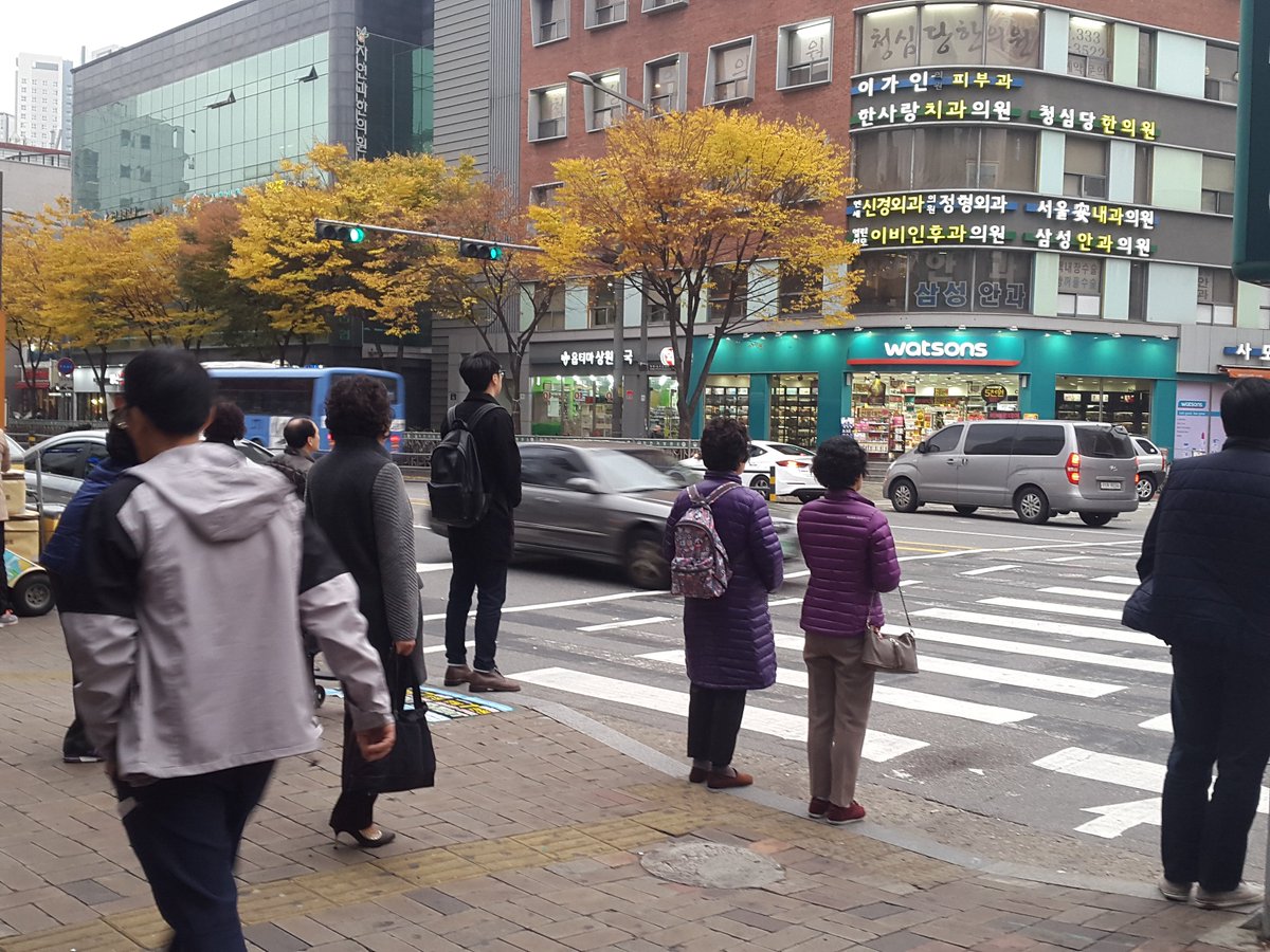 韓国旅行 コネスト 11月7日16 30現在コネストがある街の気温は17 体感温度16 こちらの写真で地元の方の服装を参考に 既に寒いですが 明日からは最高気温が今日より10度下がって1ケタ台に ダウンやロングコートは必要です ソウルの天気予報