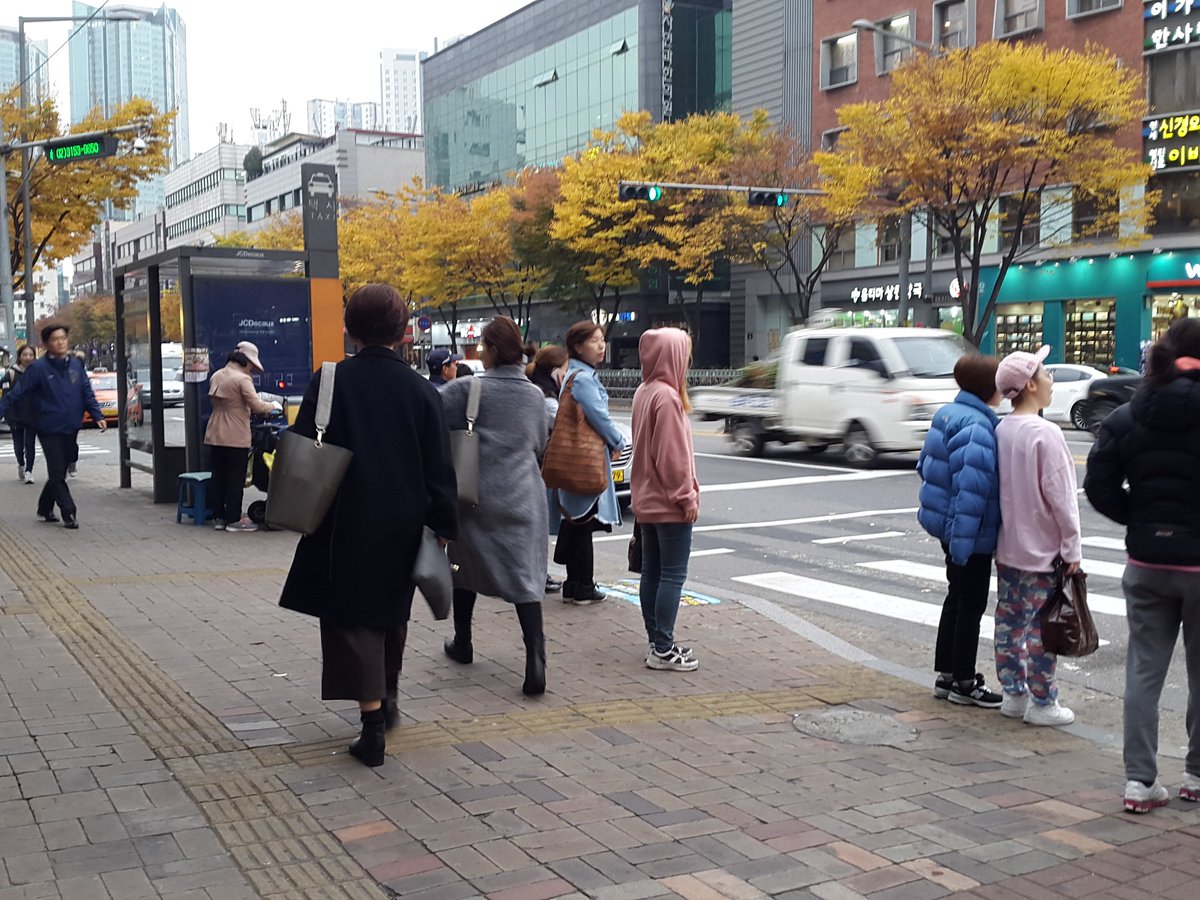 韓国旅行 コネスト 11月7日16 30現在コネストがある街の気温 は17 体感温度16 こちらの写真で地元の方の服装を参考に 既に寒いですが 明日からは最高気温が今日より10度下がって1ケタ台に ダウンやロングコートは必要です ソウルの天気予報