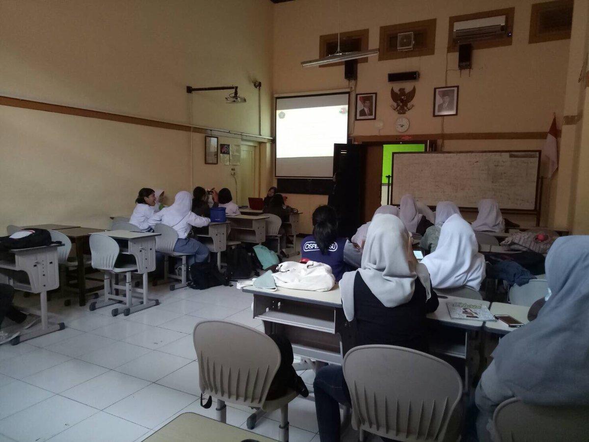 BraveUb's tweet photo. Halo sobat BRAVE ! Sekarang lagi ada presentasi tentang MADING 3D nih di SMA 3 Malang. Stay tune ya keseruan BRAVE😬 https://t.co/71nN1cC9x7