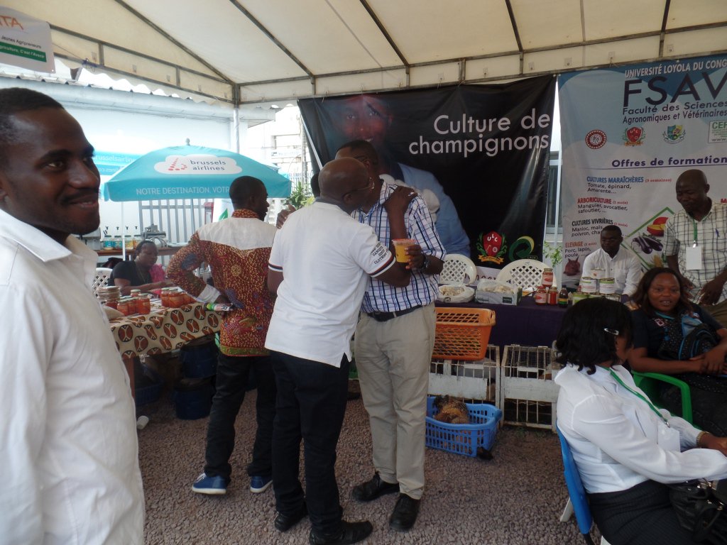 bondongam's tweet photo. #FEMAT2016 est aussi un lieu de rencotre d'amicale @AgribusinessTV @UPentomologeek @MayaTurolla https://t.co/JoTuMIhMn9
