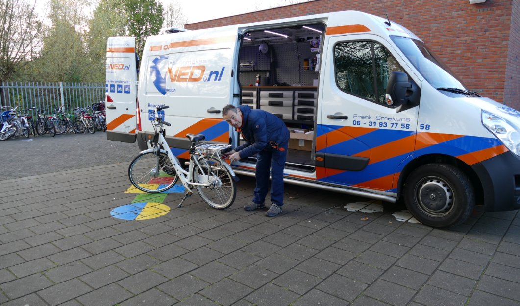 FietsNED's tweet photo. Mede dankzij de fietscontroles van @FietsNED kunnen de leerlingen van NBS de Hoogakker weer veilig de weg op! #FietsNED #fietsverlichting https://t.co/TgyImOVrLw