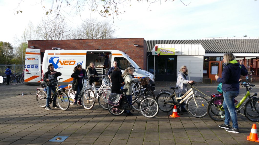 FietsNED's tweet photo. Mede dankzij de fietscontroles van @FietsNED kunnen de leerlingen van NBS de Hoogakker weer veilig de weg op! #FietsNED #fietsverlichting https://t.co/TgyImOVrLw