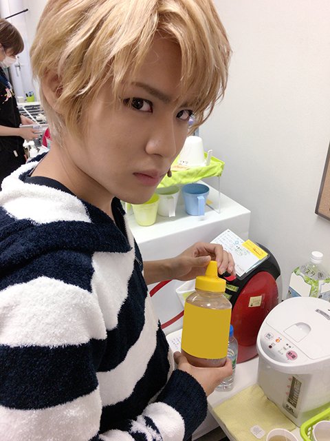 MaomyuOfficial's tweet photo. こんにちはー！渋谷勝利役の岡田地平です！
マ王絶賛上演期間中！^ ^

弟の婚約者。
はちみつで喉を潤してプロテクトユーリするそうです。
か…可愛い。

お次は・・・・・
ギュンター！！！
#まおみゅ #まるマ https://t.co/v99wzA3bob
