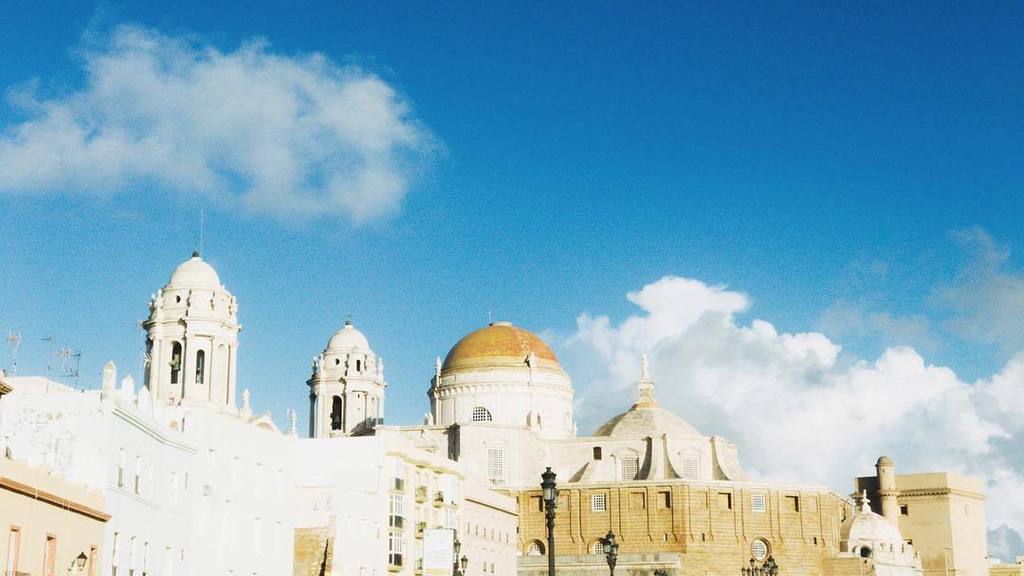 ChrisSpiegl's tweet photo. Instagram: Keeping my eyes looking up. This is what I saw in Cádiz. 
#cadiz #spain #daytri… https://t.co/6z8fPtjQF7 https://t.co/dH4EAVeD5l
