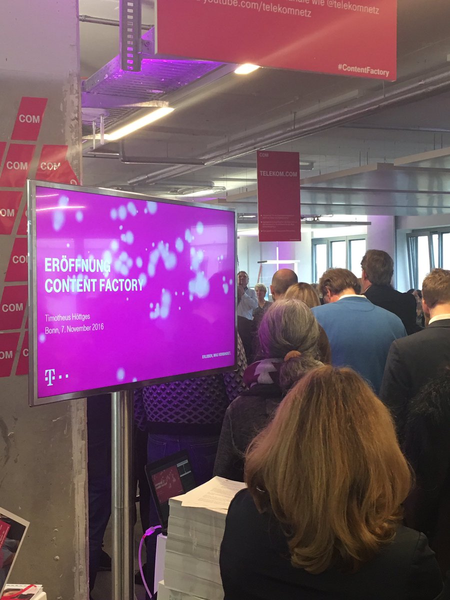 AlexaWiii's tweet photo. Tim Höttges eröffnet die #ContentFactory der #Telekom #telekomwall https://t.co/eyw0RJU6mF