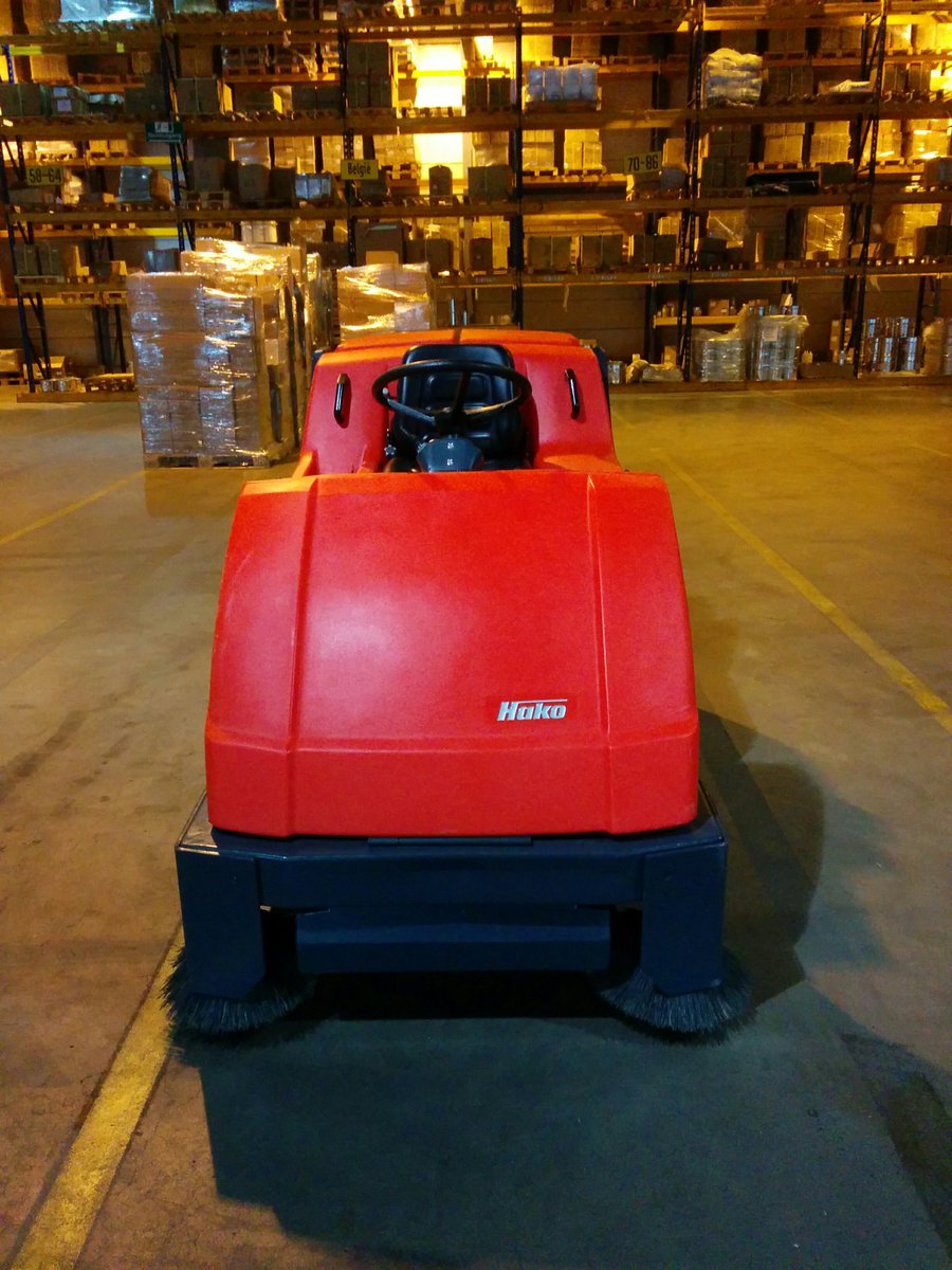 Aflevering van sterke veeg-schrob-zuigmachine. Volledig gereviseerd door onze technisch deskundigen voor een gegarandeerde bedrijfszekerheid