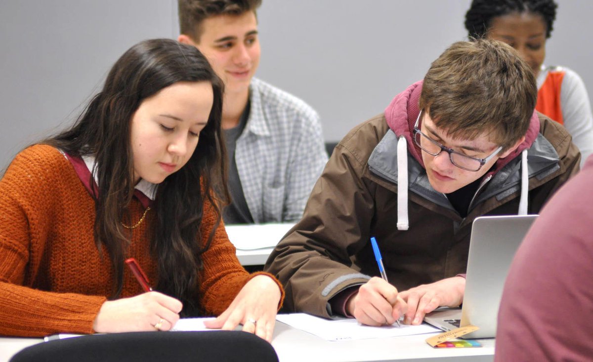 BMAstudents's tweet photo. Figures show medical course applications have fallen by 890 on the previous year https://t.co/zB6EsXJVhH https://t.co/Dh4wboytu0