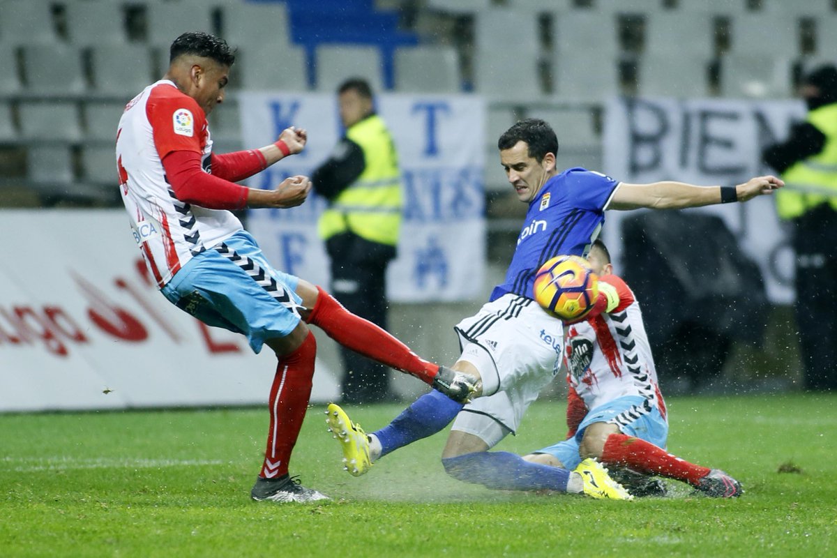 RealOviedo's tweet photo. El miércoles, entrega del #Jugador5EstrellasROV de @futbolmahou a Linares. Envía tus preguntas para el delantero utilizando #PreguntaLinares https://t.co/PCUZj1iEpx