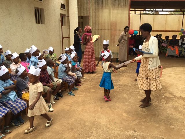 ProgettoRwanda's tweet photo. Il nostro #viaggio a #Kigali: la #festa per l'ultimo giorno nella #Scuola Materna Amahoro di #Kicukiro (Kigali)! https://t.co/5sXT2IvMPx