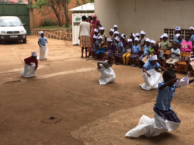 ProgettoRwanda's tweet photo. Il nostro #viaggio a #Kigali: la #festa per l'ultimo giorno nella #Scuola Materna Amahoro di #Kicukiro (Kigali)! https://t.co/5sXT2IvMPx