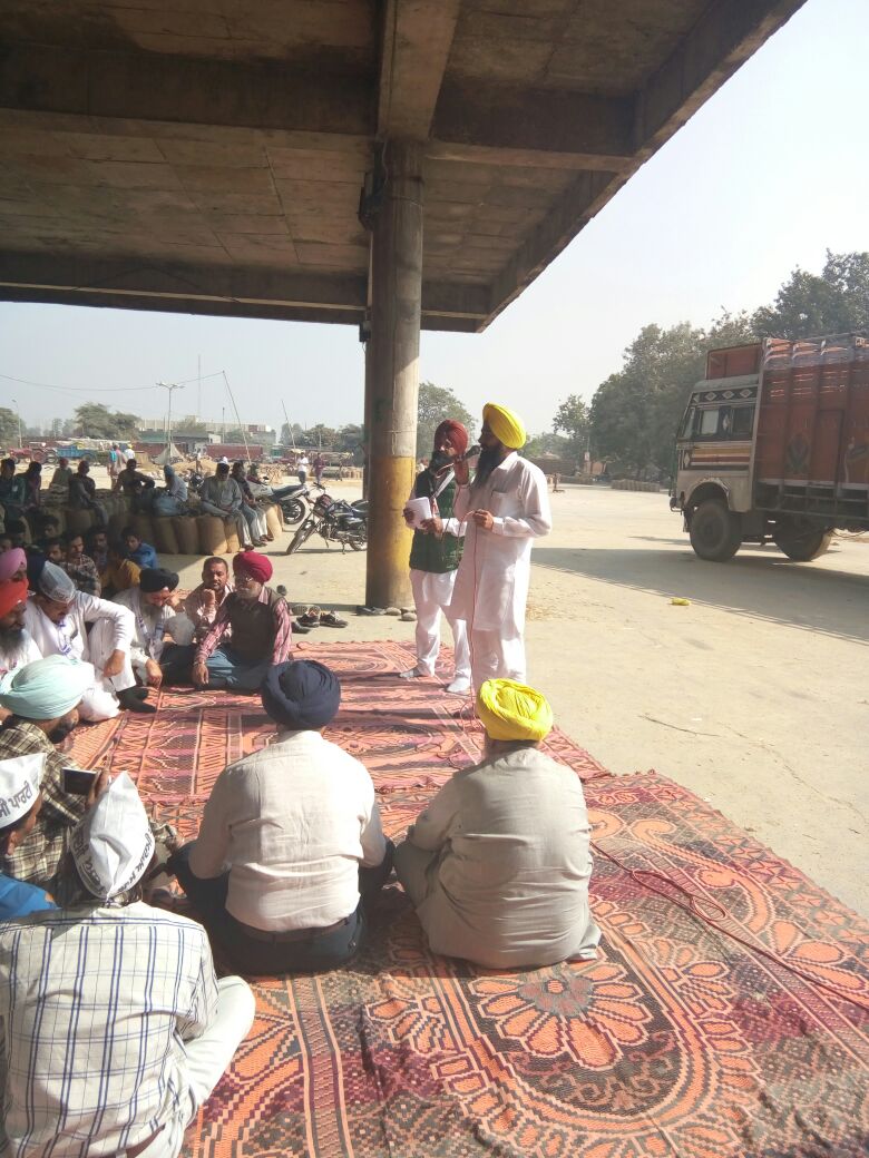 Lalli0001's tweet photo. ਕਿਸਾਨਾਂ ਨਾਲ ਹੋ ਰਹੀ ਮੰਡੀਆਂ ਵਿੱਚ ਧੱਕੇ ਸ਼ਾਹੀ ਦੇ ਵਿਰੋਧ ਵਿੱਚ ਧਾਰੀਵਾਲ ਦਾਣਾ ਮੰਡੀ ਵਿਖੇ ਰੋਸ ਧਰਨਾ ਲਗਾਇਆ ਗਿਆ @AnkushNarang347 @TheKishorJha https://t.co/PLTdQPREAa
