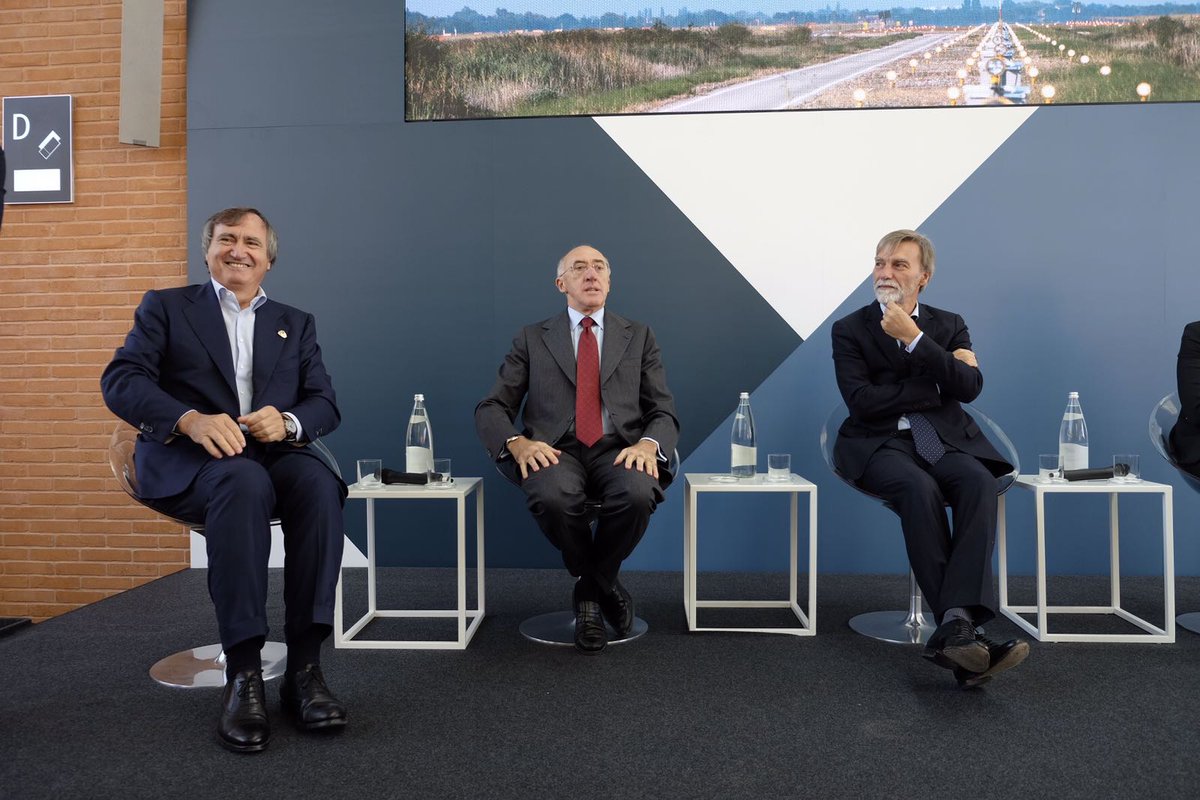 comunevenezia's tweet photo. Il sindaco @LuigiBrugnaro interviene all'inaugurazione del nuovo #WaterTerminal e del #MovingWalkway dell'aeroporto #MarcoPolo #VCE. https://t.co/rdyQEqILDc