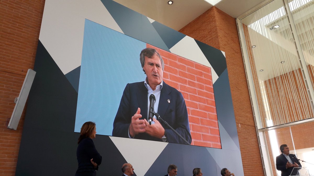 comunevenezia's tweet photo. Il sindaco @LuigiBrugnaro interviene all'inaugurazione del nuovo #WaterTerminal e del #MovingWalkway dell'aeroporto #MarcoPolo #VCE. https://t.co/rdyQEqILDc