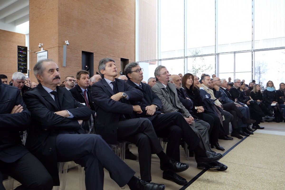 comunevenezia's tweet photo. Il sindaco @LuigiBrugnaro interviene all'inaugurazione del nuovo #WaterTerminal e del #MovingWalkway dell'aeroporto #MarcoPolo #VCE. https://t.co/rdyQEqILDc