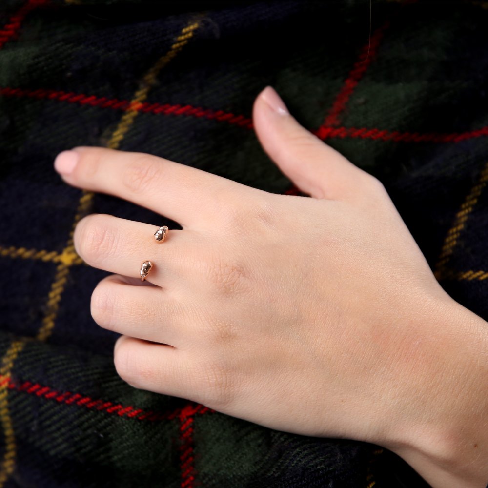 Le détail qui change une tenue ? Notre nouvelle #bague qui allie avec discrétion férocité et glamour ! bit.ly/2dYTi8K