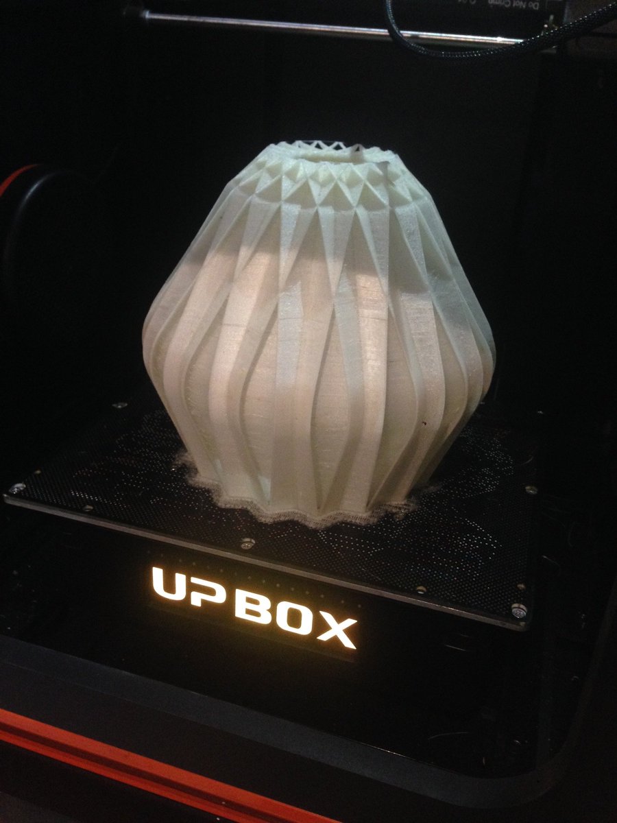 Feliz Lunes, esta vez estamos trabajando en la Zuzanna Lamp diseñada por  LeFabShop, que les parece? #3dprinting #Impresion3D #zuzannalamp