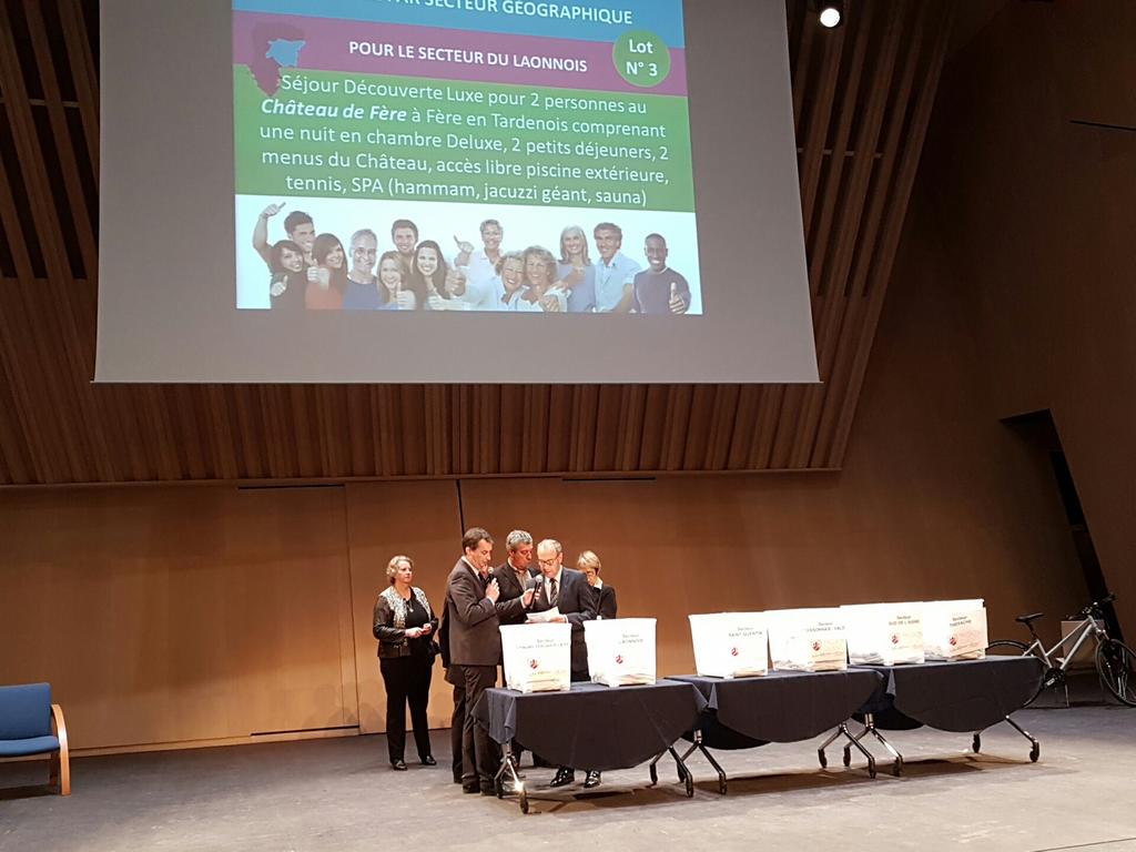 ThHennequart's tweet photo. Tirage au sort des gagnants #passionclient à #soissons organisé par la @CCIAisne https://t.co/zA0FRS8RA6