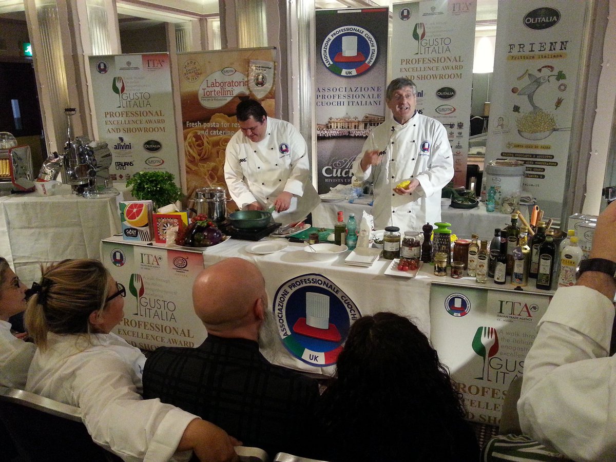 salsicciamo's tweet photo. Chef @ChefCarnevale , @Luigicarnevale and @PeppeRoberti at #GustoItalia 2016. #salsicciamo #gustoitalia #showroom #salsiccia #sausages #chef https://t.co/MTLpd1yzdP