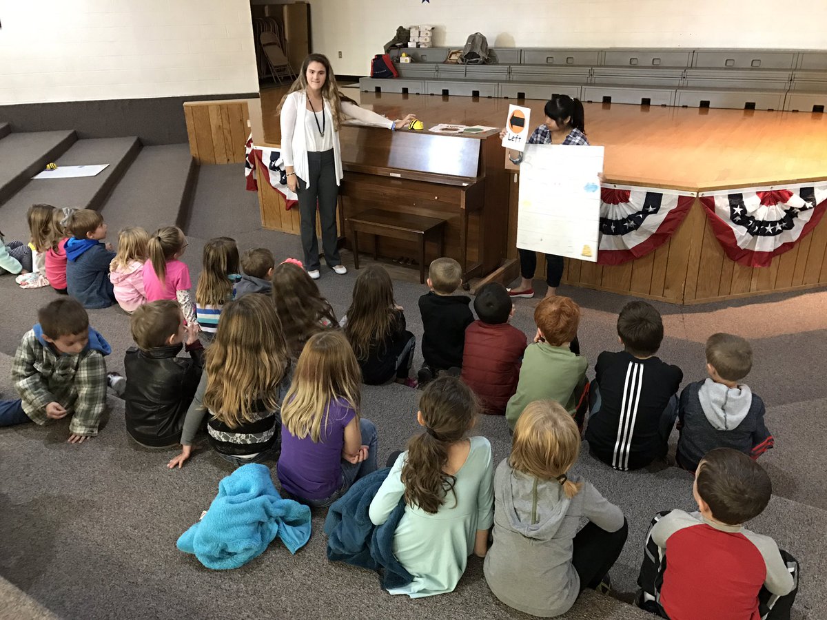 yahueilu's tweet photo. #educel students teach kindergarteners #beetbot programming!! @anneleftwich https://t.co/78D19FqfYm