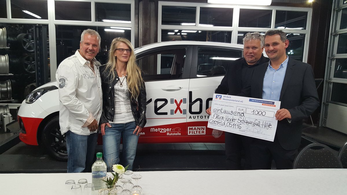 Geburtstagfeier bei Voss: Marcus P. bekam den Hyundai i10 und die Kinder-Schlaganfall-Hilfe der Uniklinik Münster einen Scheck über 1.000€.