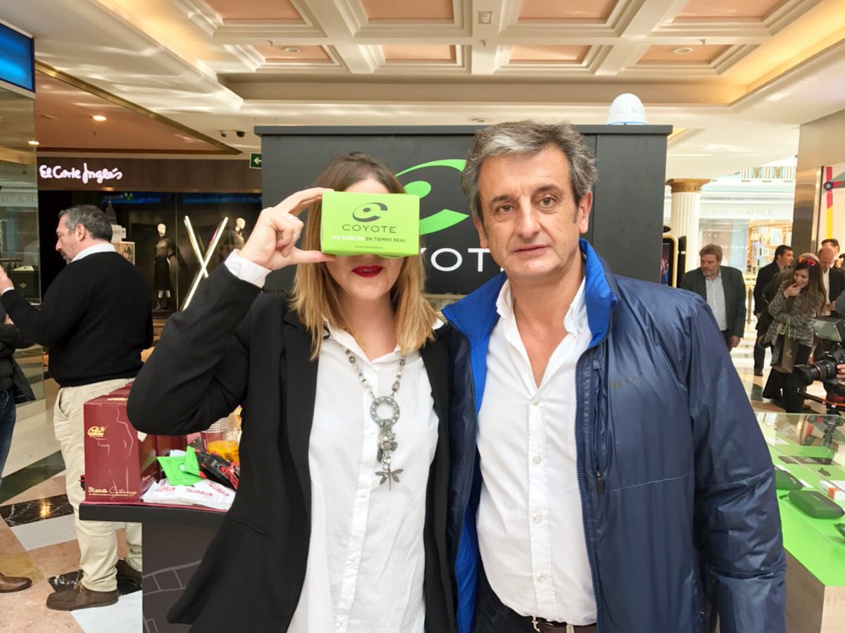 Kakely's tweet photo. Con @lmoya_oficial probando la experiencia #Coyote360 en el Plaza Norte 2. ¡Y no es difícil superar su record así que animaos! @Coyote_ES https://t.co/u0cWDDkNL4
