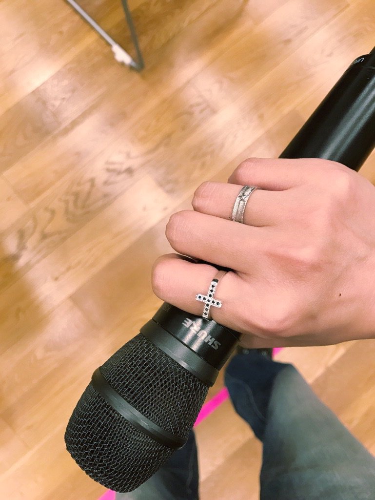 シド マオ En Twitter 今日は2個付け マイクを持つ手が輝くぜ M M T Co I86h6gnsxw Twitter